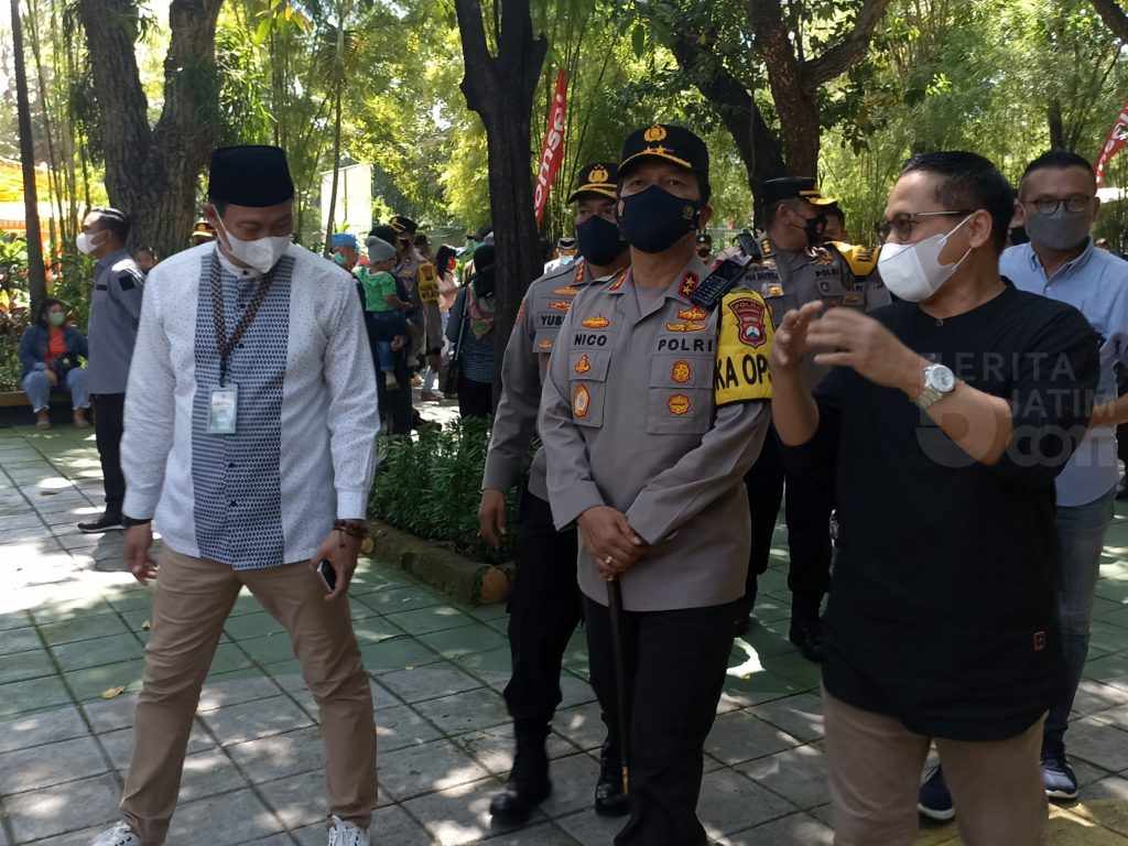 Tinjau Keamanan dan Kenyaman pengunjung, Kapolda Jatim Bagikan Masker di Kebun Binatang Surabaya