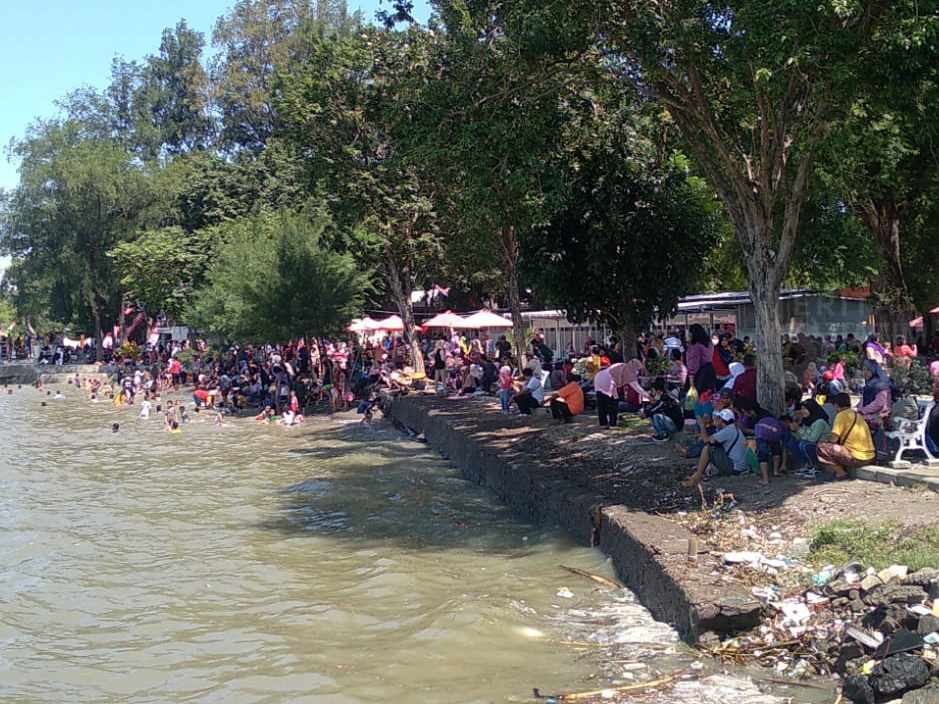 Libur Lebaran, Ribuan Pengunjung Banjiri Pantai Kenjeran