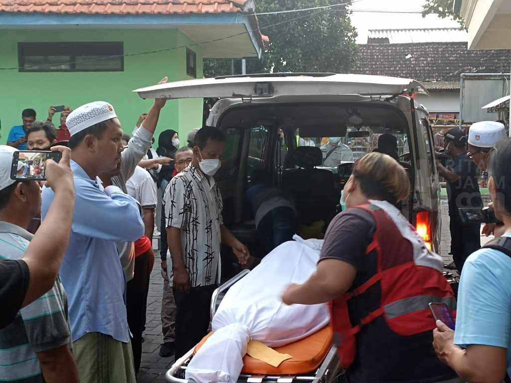 Jenazah Satu Keluarga Asal Benowo Tragedi Bus Pariwisata di Tol Sumo Dimakamkan Satu Liang Lahat
