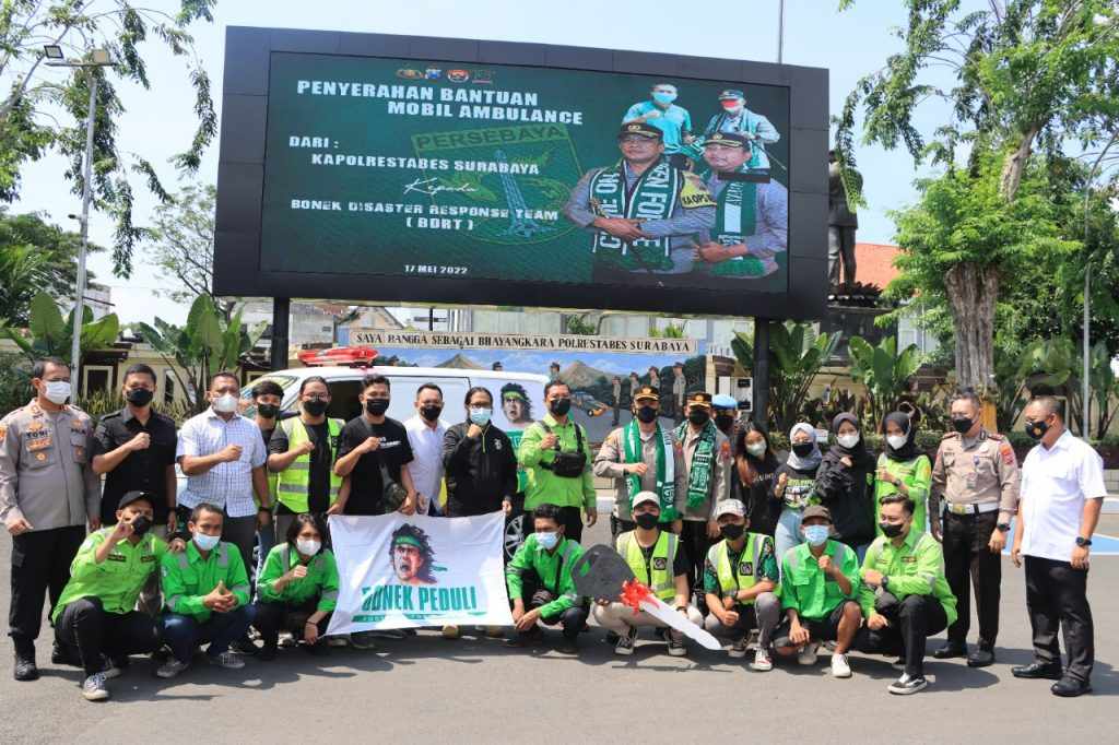Jelang Ulang Tahun Persebaya, Kapolrestabes Surabaya Kado Bonek Ambulance