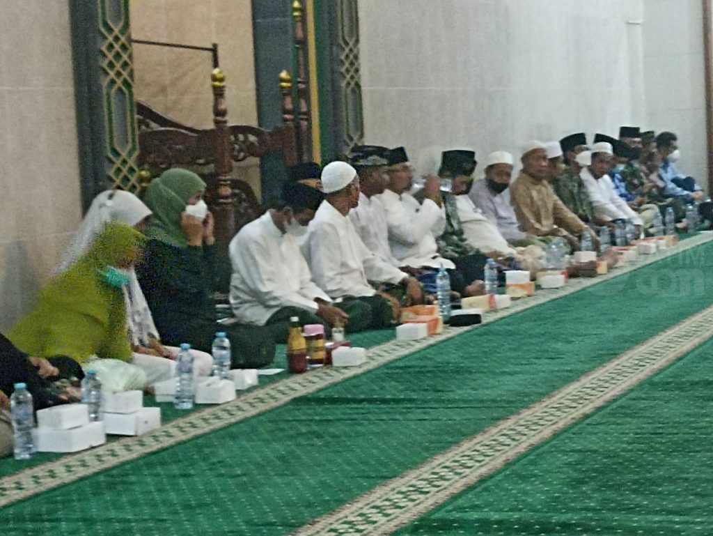 Gubernur Khofifah Hadir dan Doakan Korban Tragedi Kecelakaan Tol Sumo di Masjid Al Ikhlas Benowo