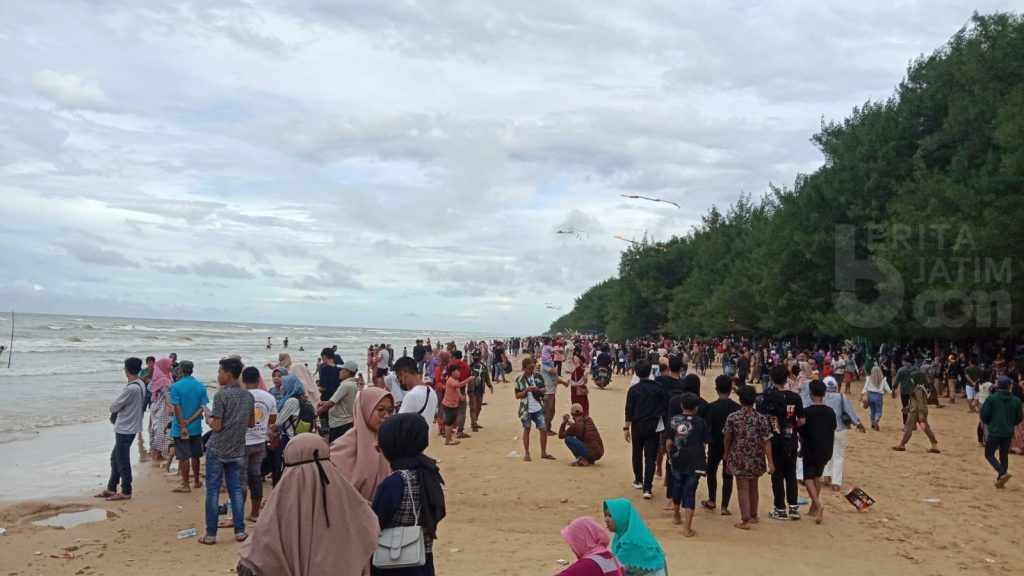 Pengunjung Pantai Lombang dan Slopeng Sumenep Membeludak, Ini ‘PR’ Dinas Pariwisata