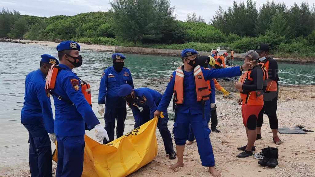 Jenazah Korban Laka Laut KMN Mengapung dari Lamongan sampai Tuban