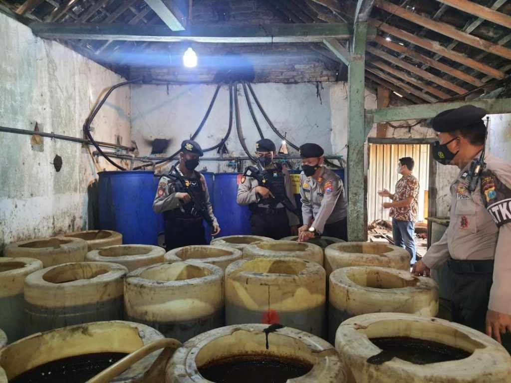 Kades di Madiun Ini Terkejut Tahu Warganya Produksi Ribuan Liter Miras Ilegal