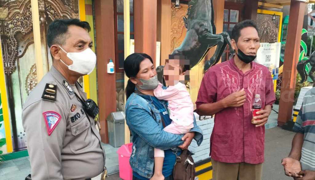 Terpisah dari Ibunya, Anak Balita Dipertemukan dengan Orangtua di Pos Mudik Polres Tuban