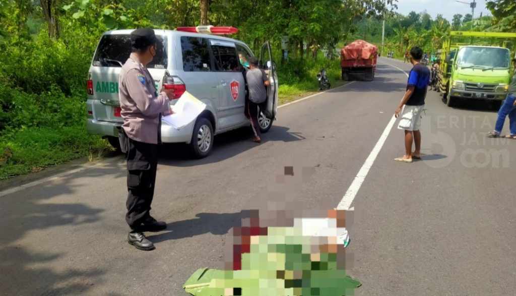 Brak! Pemuda di Tuban Tabrakkan Diri ke Dump Truk yang Melaju Kencang