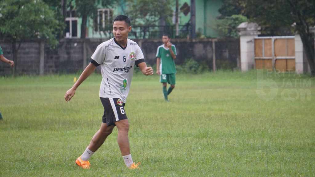 Persik Kediri Rekrut Evan Dimas, Begini Penjelasan Marcelo Rospide Evan Dimas, saat bermain bola dengan murid SSB mitra Surabaya.