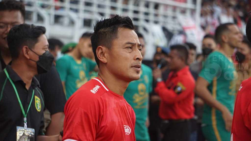 Bagi Samsul Arif Sorakan Suporter di Stadion Hal Yang Lumrah