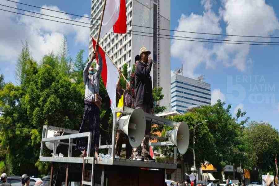 Buntut Penertiban Bangunan, Warga Sulung Demo KAI Daop 8 Surabaya