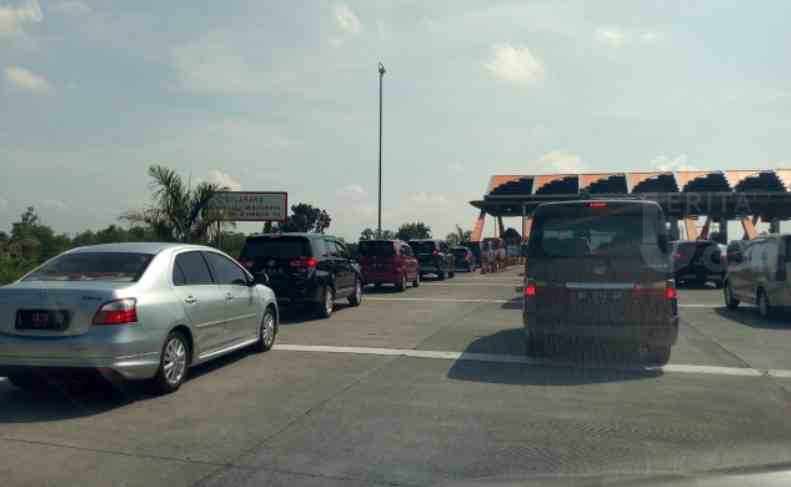 Lebaran Kedua, Exit Tol Bandar Jombang Macet Parah Hingga Mengkreng Kediri