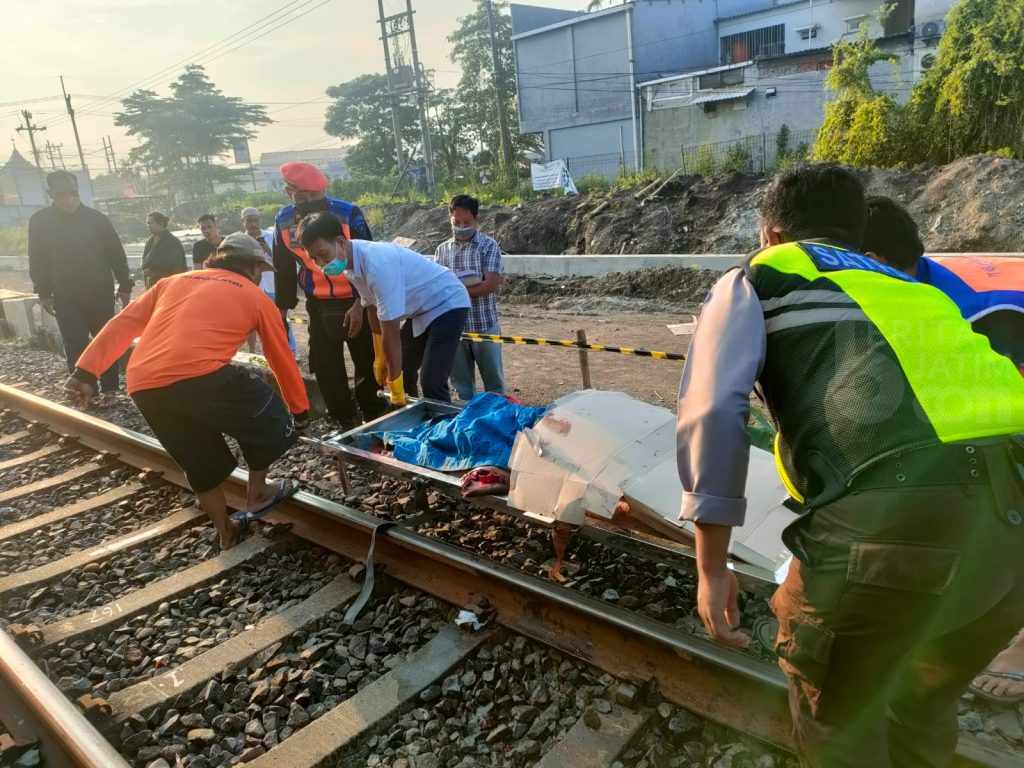 Tiduran Terlentang di Atas Rel, Lelaki Itu pun Terlindas KA Turangga di Sidoarjo