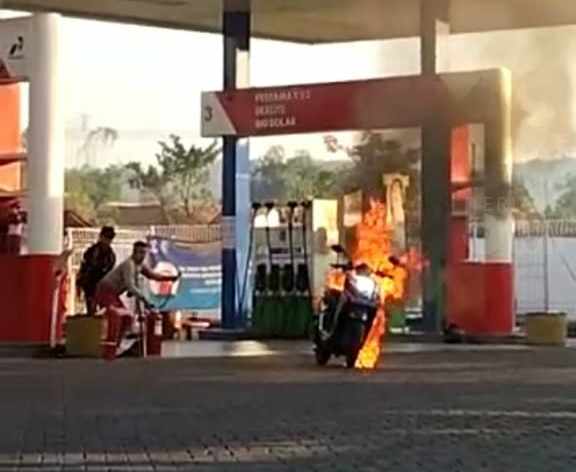 Isi BBM di Sampang, Sepeda Motor Genio Terbakar