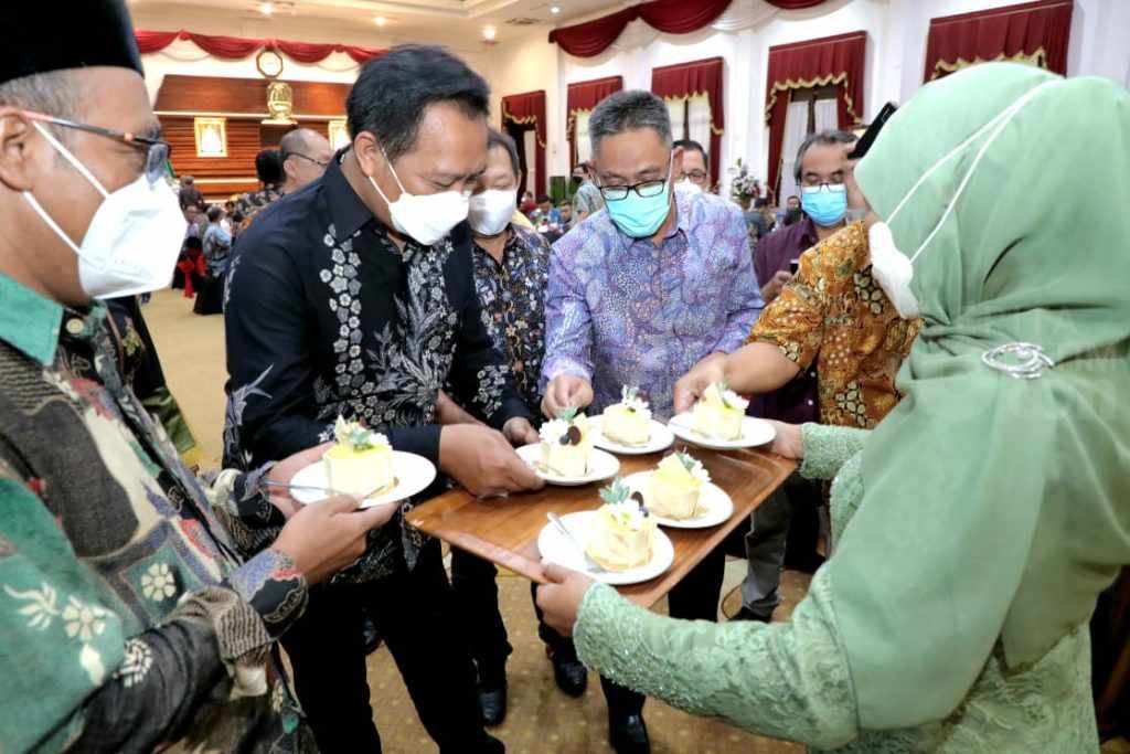 Penuh Kehangatan, Khofifah Halalbihalal dengan Kepala Daerah dan Pimpinan Media