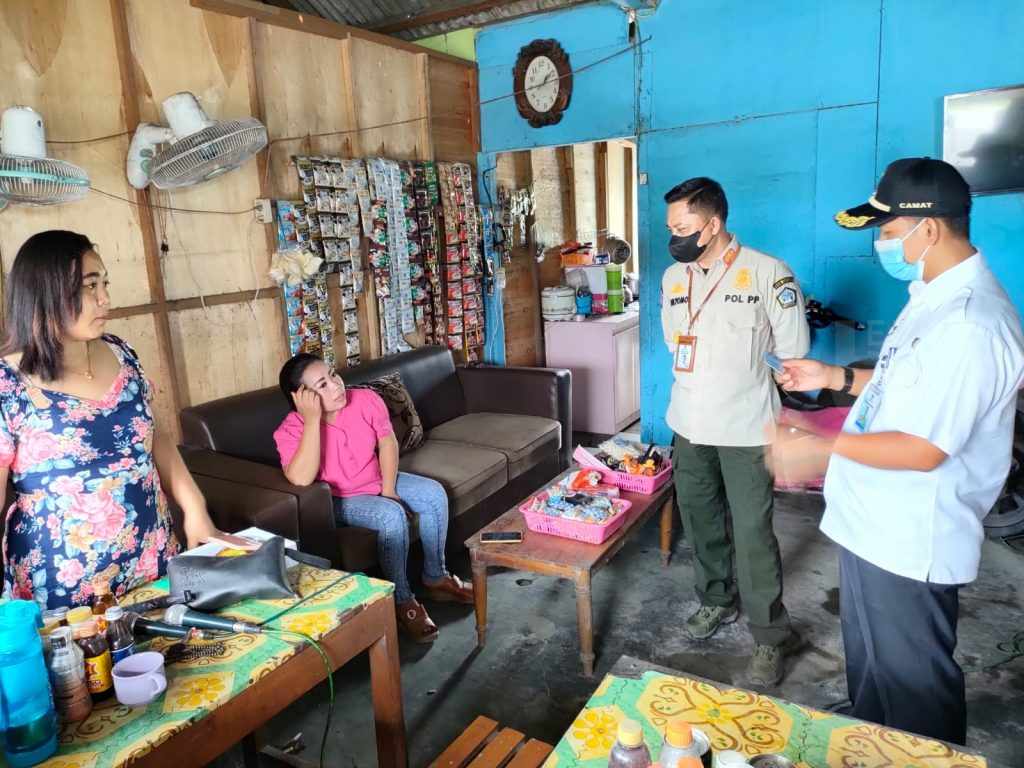 Warkop di Gresik Sediakan Pramusaji Plus Miras Diciduk Satpol PP