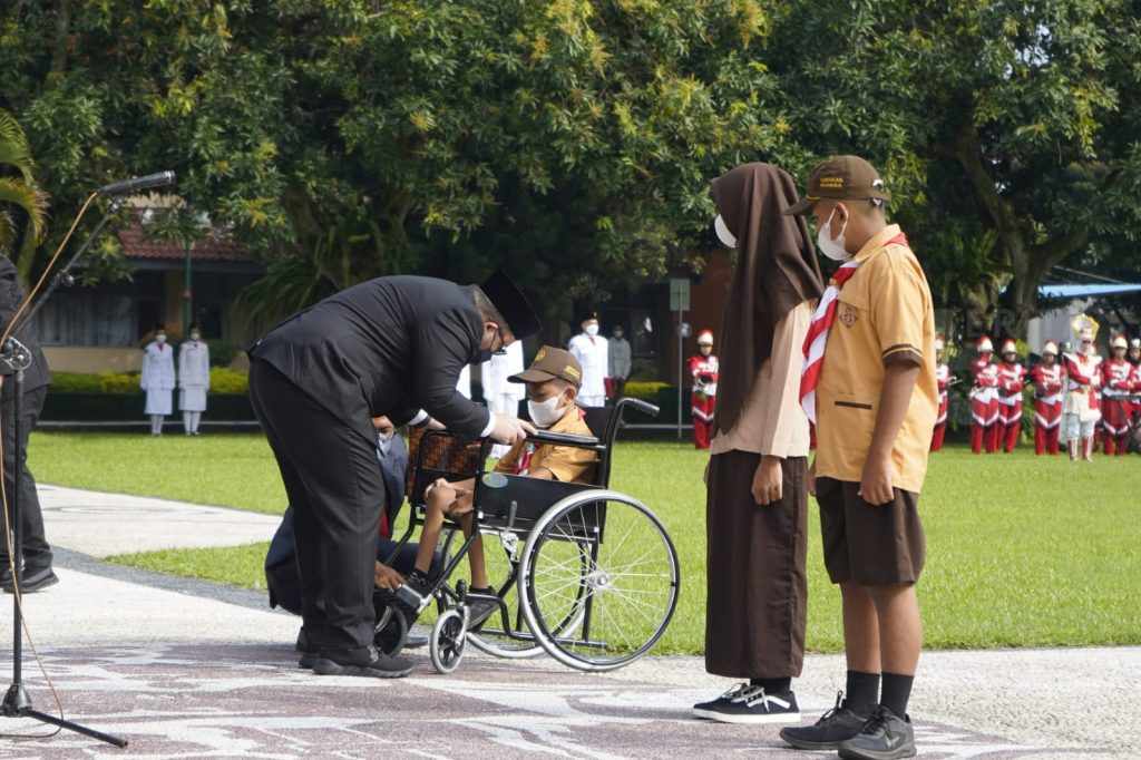Gigih Tutut Ilmu, Siswa Penyandang Disabilitas di Kediri dapat Hadiah Kursi Roda di Hari Pendidikan Nasional
