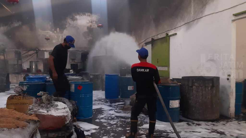Kebakaran Pabrik Cat di Mojokerto, 6 Unit Mobil Damkar Diterjunkan
