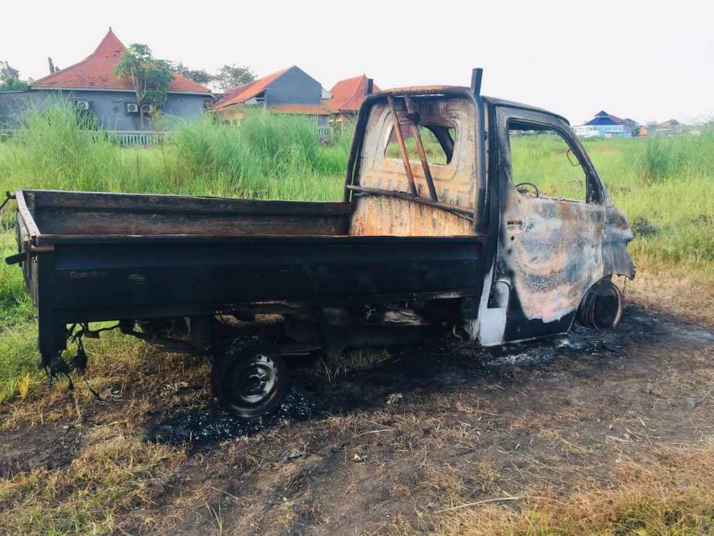 Tiga Orang Terduga Pelaku Maling Onderdil Alat Berat Dihajar Massa