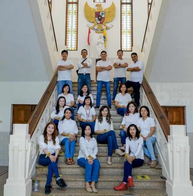 Alumni Sinlui 1 ‘89ers Gelar Baksos Makan Gratis Pada Warga Surabaya