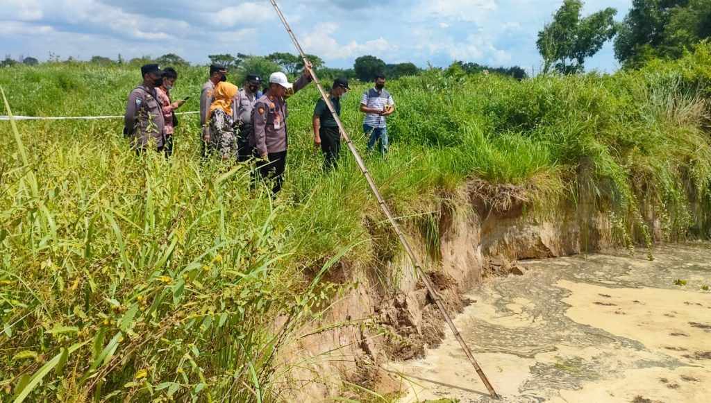 Gegerkan Warga, Tanah di Pinggir Pantai Tuban Ambles Membentuk Danau