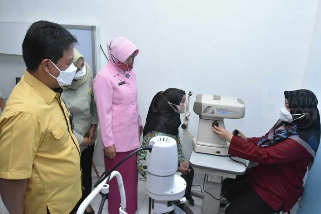PG Berikan Kacamata Gratis untuk Ratusan Guru SD dan MI di Ring Satu