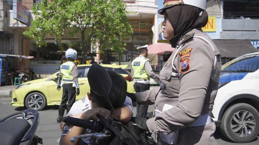 Kendarai Motor Lawan Arus Tanpa Helm, Bocah Ini Menangis Kepergok Polisi