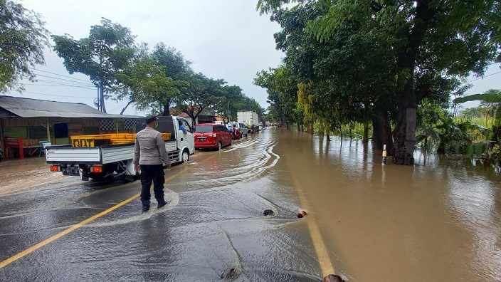 Banjir, Puluhan Personel Polres Probolinggo Atur Lalin di Jalur Pantura