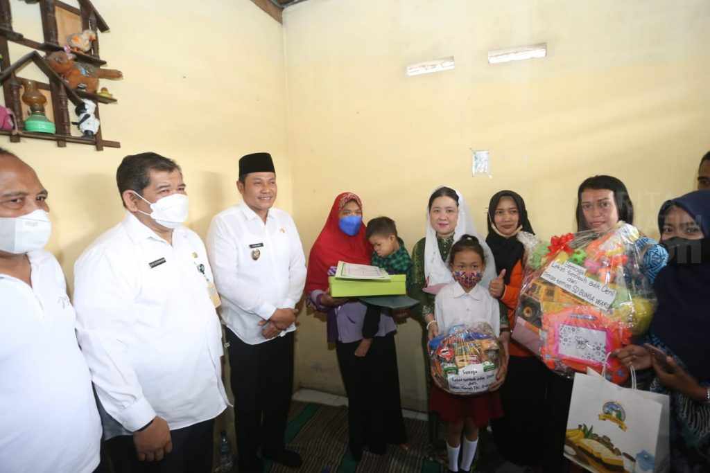 Balita Tanpa Anus Dijenguk Wabup Sidoarjo H Subandi
