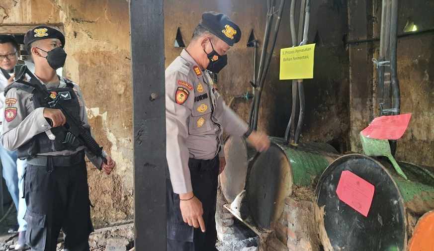Begini Modus Operandi Produsen Miras Ilegal di Madiun