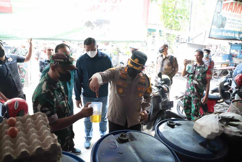 Kapolres Kediri Kota dan Dandim Blusukan ke Pasar Bandar Pastikan Ketersediaan Migor Curah Aman
