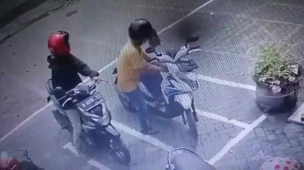Motor Terparkir di Apotek Kota Pasuruan Jadi Sasaran Empuk Maling, Pencurian Terekam CCTV