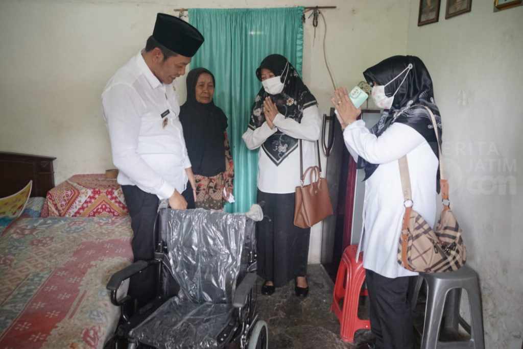 Gembiranya Mbah Damun Dapat Bantuan Kursi Roda dari Wabup Sidoarjo