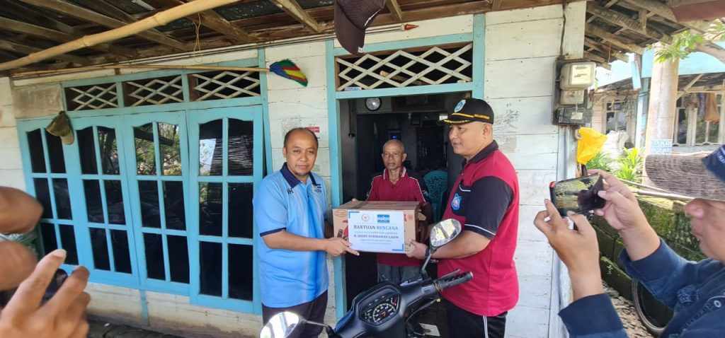 6 Bulan Banjir Genangi Permukiman, Putra Mantan Bupati Lamongan Bagikan Sembako Bagi Warga Terdampak