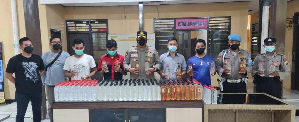 Angkut Ratusan Botol Miras, 2 Pemuda Asal Jember Diamankan Polsek Ngoro Mojokerto