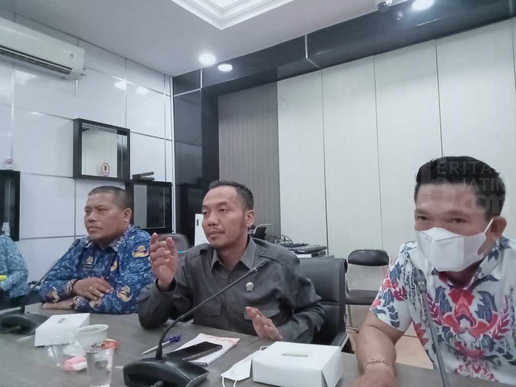 Dugaan Pungli Atribut Kades di DPMD Gresik, Komisi I Malah Melunak