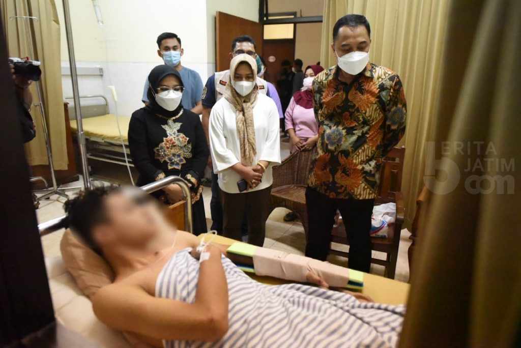 Jenguk Korban di Mojokerto, Wali Kota Eri Upayakan Dirawat di Surabaya