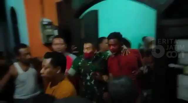 3 Polisi Gadungan Diamankan Warga Mojokerto, Mobilnya Remuk Dipukuli