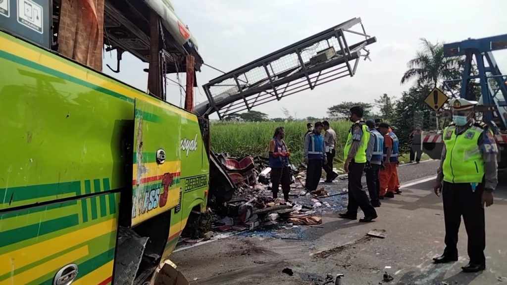 KNKT: Di Pinggir Jalan, Tidak Boleh Ada Bangunan Kokoh