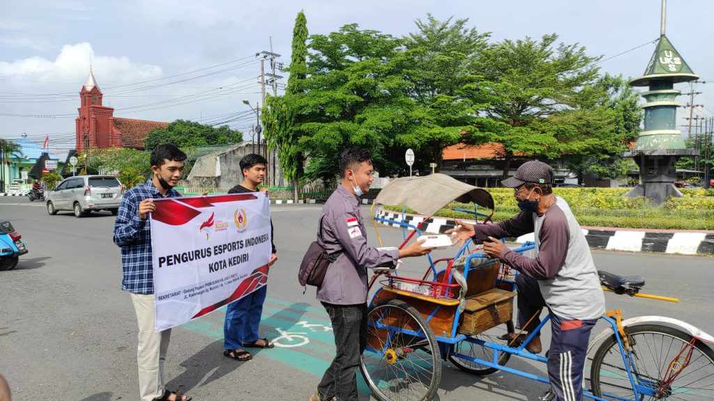 Diakui Cabor Resmi KONI, ESI Kota Kediri Syukuran Bagikan Nasi Kotak ke Tukang Becak