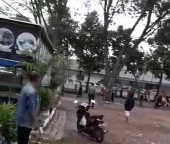 Viral Video Tawuran Diduga di Depan Stasiun Madiun, Ada Suara Ledakan