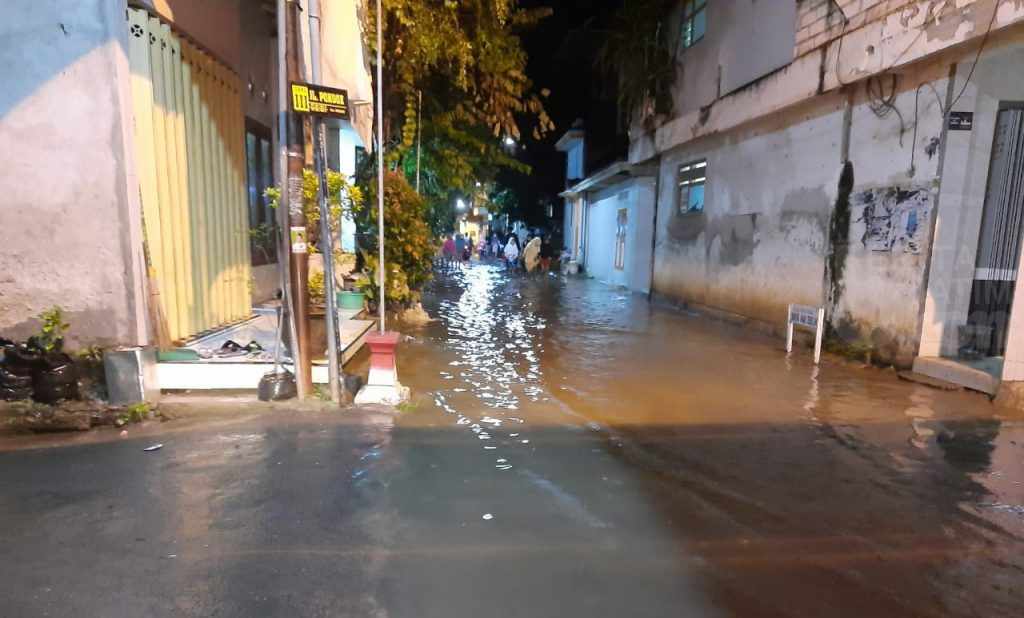Banjir Rob Pesisir Lamongan Genangi Permukiman Warga dan Pesantren