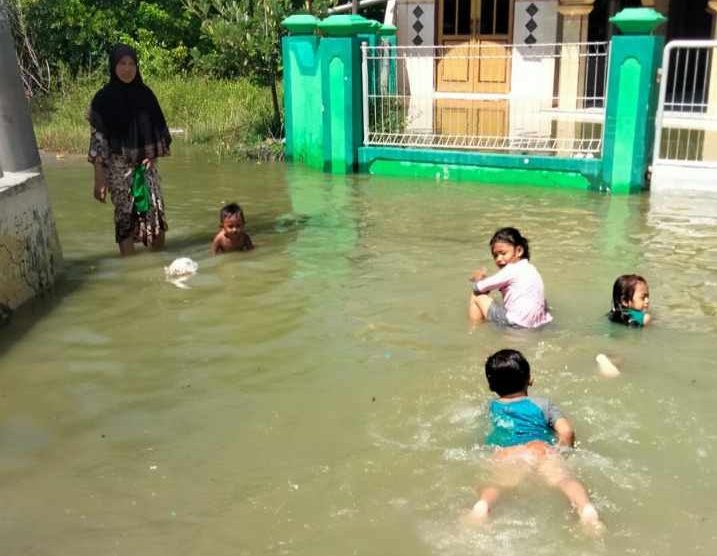 Imbas Banjir Rob di Gresik, Bocah Balita Dipatok Ular
