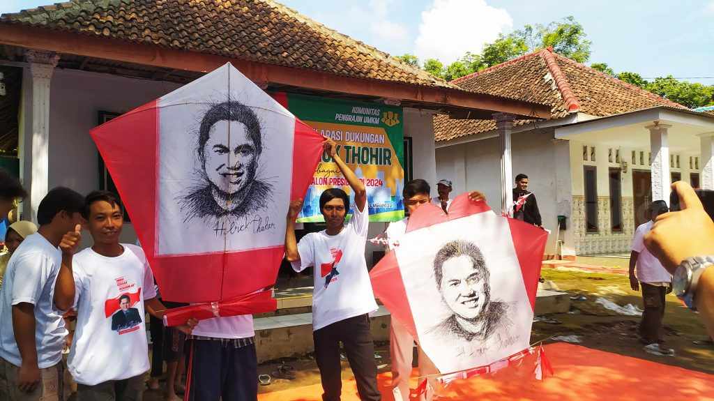 Warga Pasrepan Pasuruan Terbangkan Layang-layang Bergambar Erick Thohir
