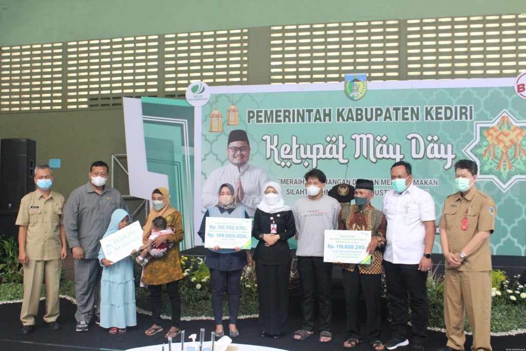 Mbak Dewi Serahkan Santunan JHT, JKM, JKK dan Beasiswa BPJS Ketenagakerjaan