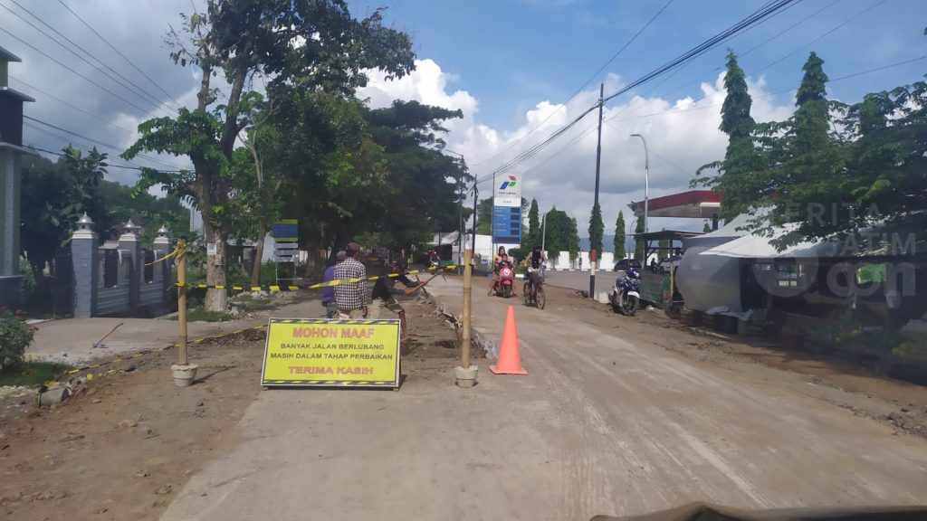Waspadai Ruas Jalan yang Belum Selesai Diperbaiki di Jember
