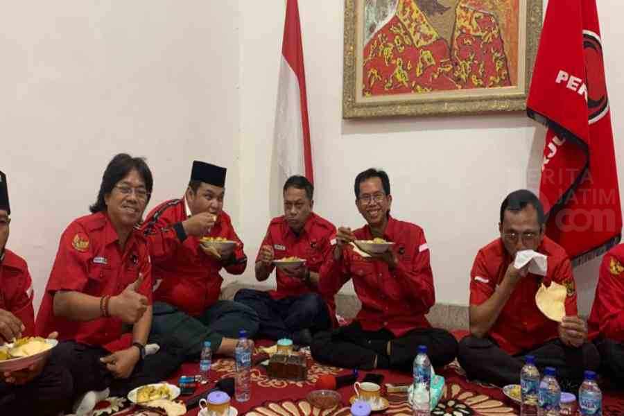 Nikmati Ketupat Bikinan UMKM, Kader PDIP Surabaya: Ngegas Bekerja untuk Rakyat