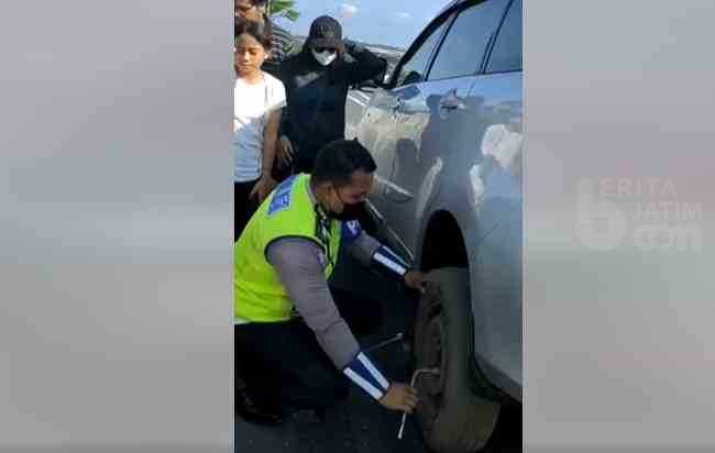 PJR Polda Jatim Bantu Pemudik Saat Pecah Ban Mobil di Tol