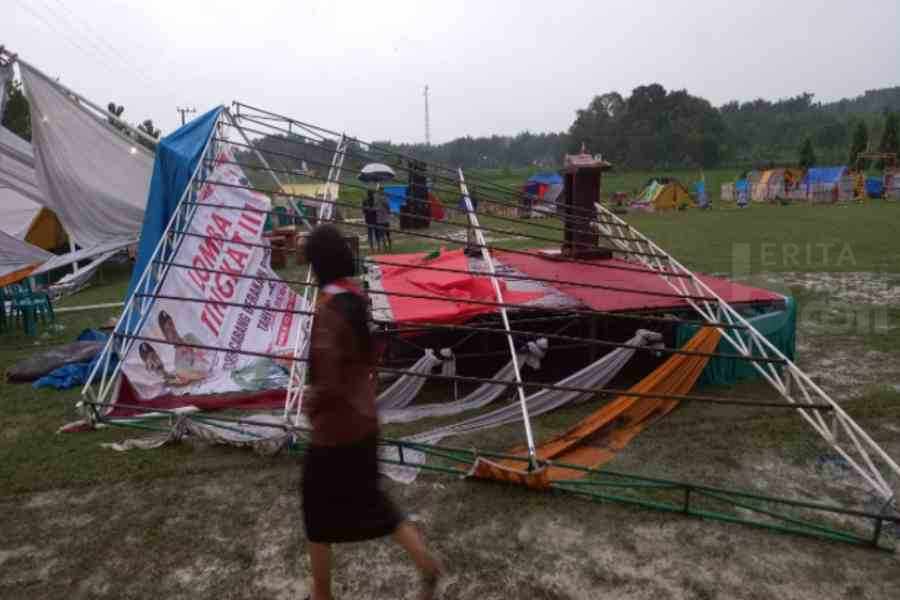 Diguyur Hujan Disertai Angin, Peserta Lomba Tingkat III Pramuka Penggalang Ngawi Kocar-Kacir