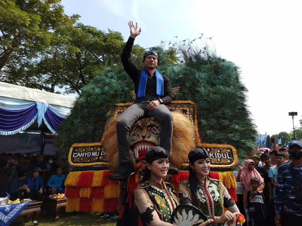 Ketua Umum Partai Demokrat Agus Harimurti Yudhoyono saat naik ke kepala Reog Ponorogo.