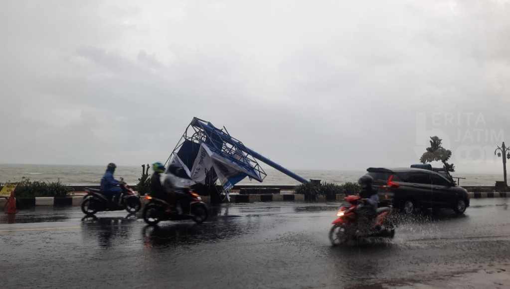Angin Kencang Tuban, 2 Tiang Reklame Tumbang