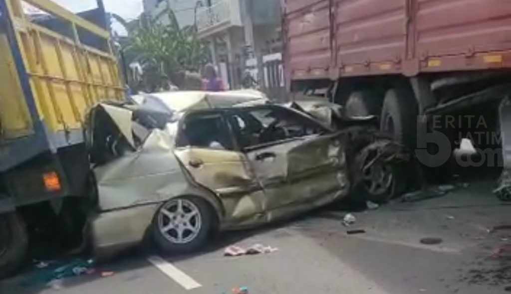 Sedan Ringsek Dijepit 2 Truk di Tuban, Penumpang Terjebak di Dalam Mobil